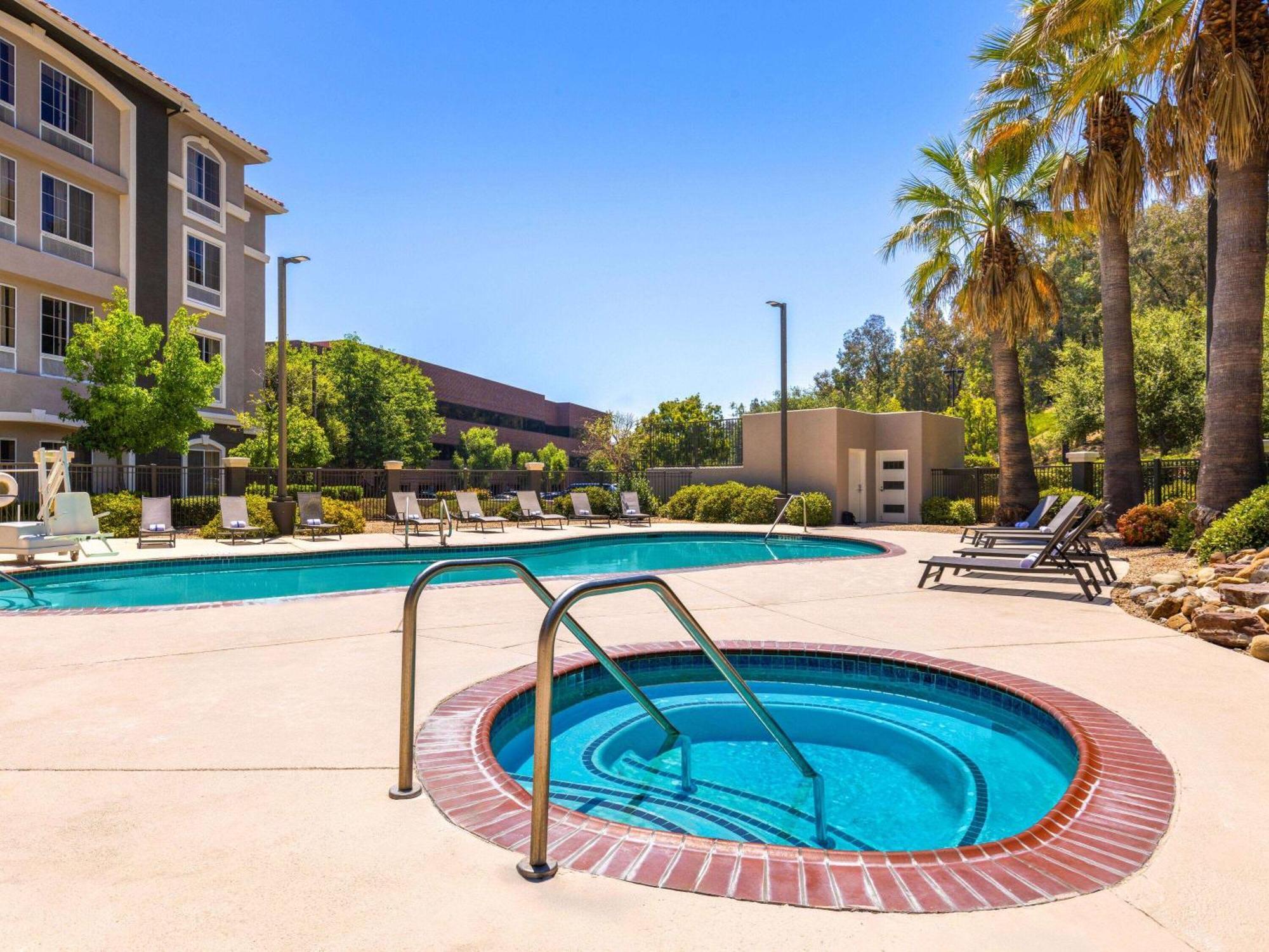 La Quinta By Wyndham Santa Clarita - Valencia Hotel