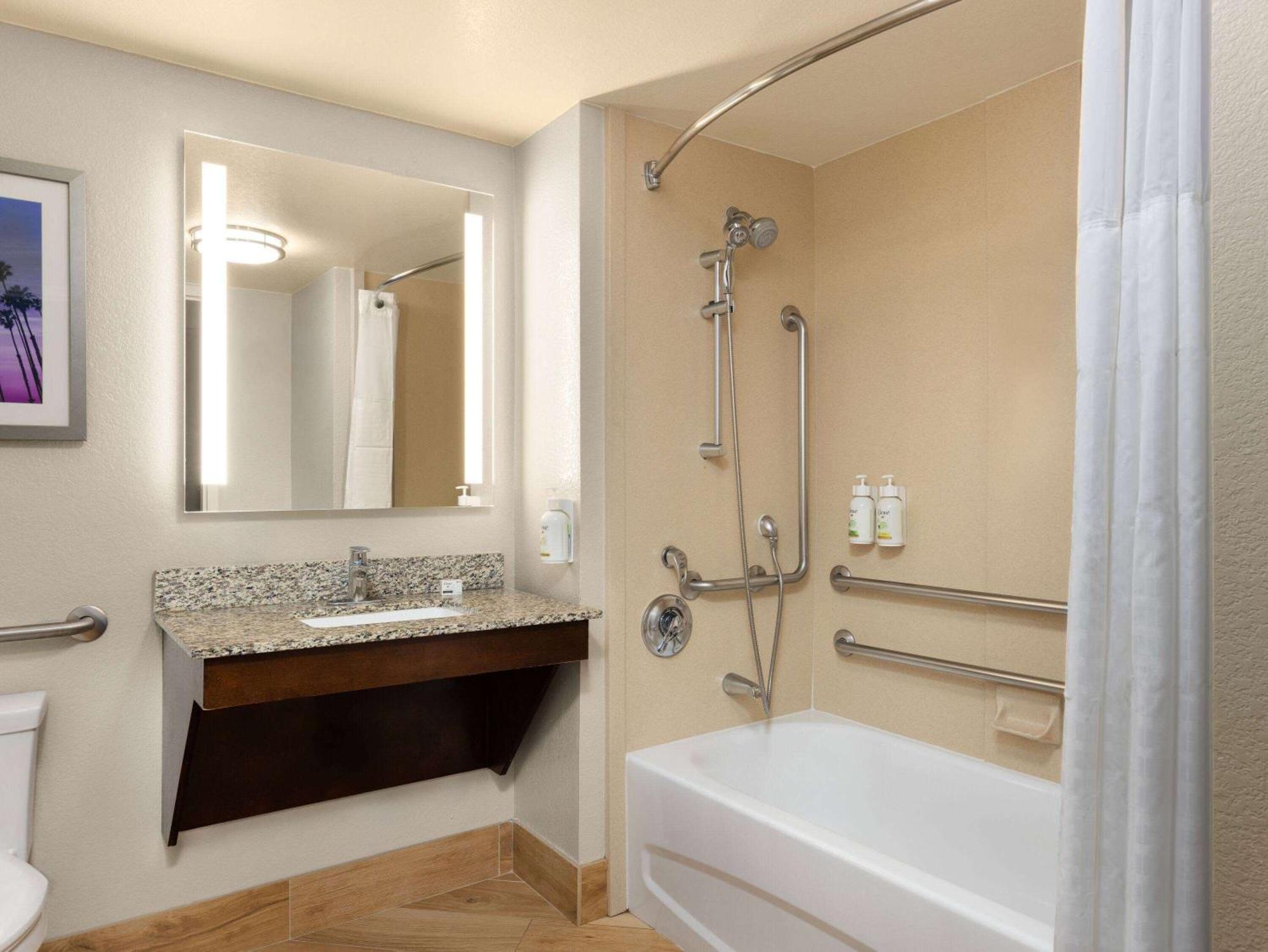 La Quinta By Wyndham Santa Clarita - Valencia Hotel