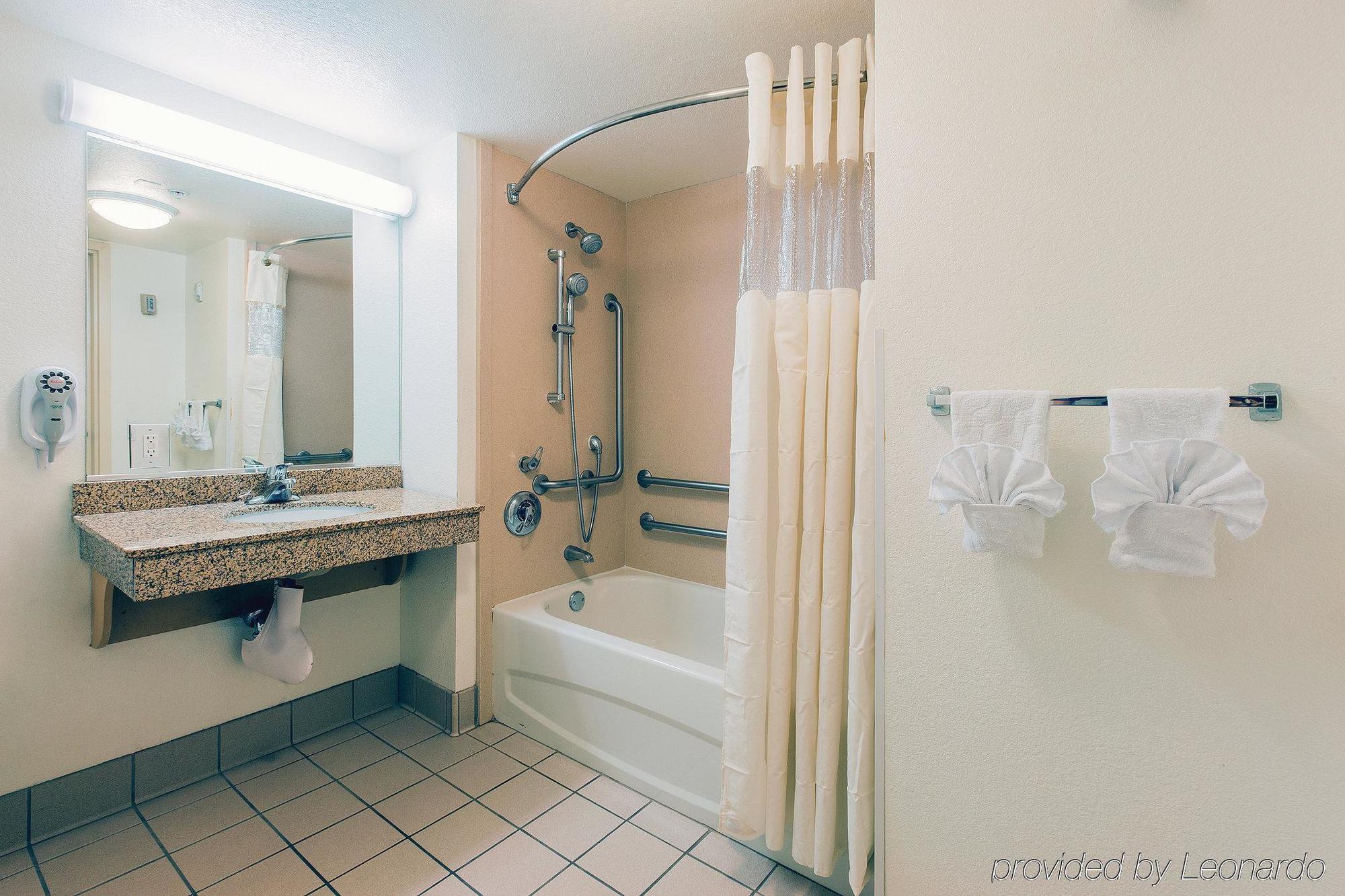 La Quinta By Wyndham Santa Clarita - Valencia Hotel